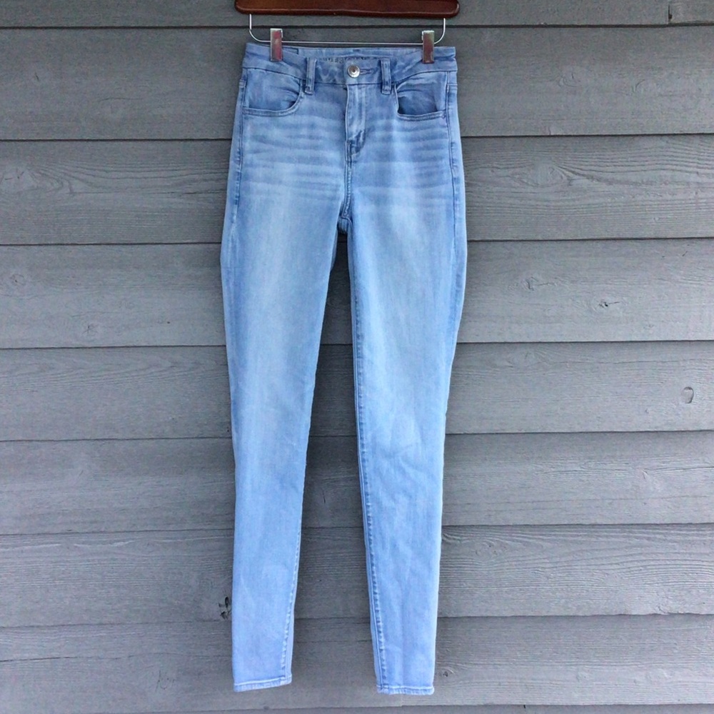 American Eagle Women’s Outfitters Light Wash High-Rise Skinny Jeans 2 long